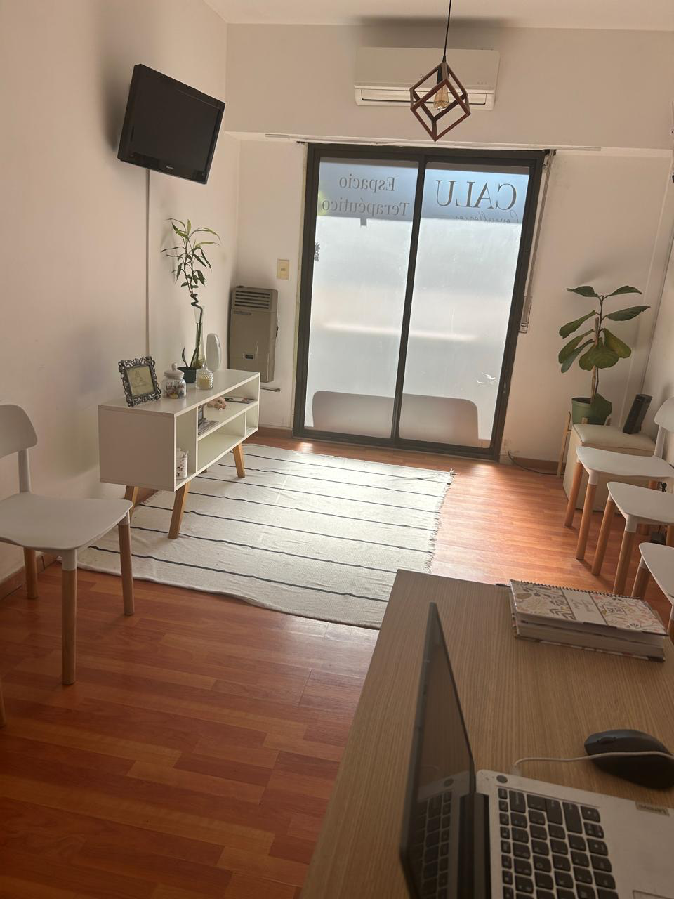 CALU Caseros — Patio con mural