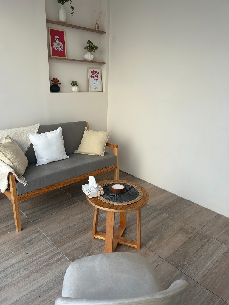 CALU Santos Lugares — Sala de espera con sillón y mesa ratona