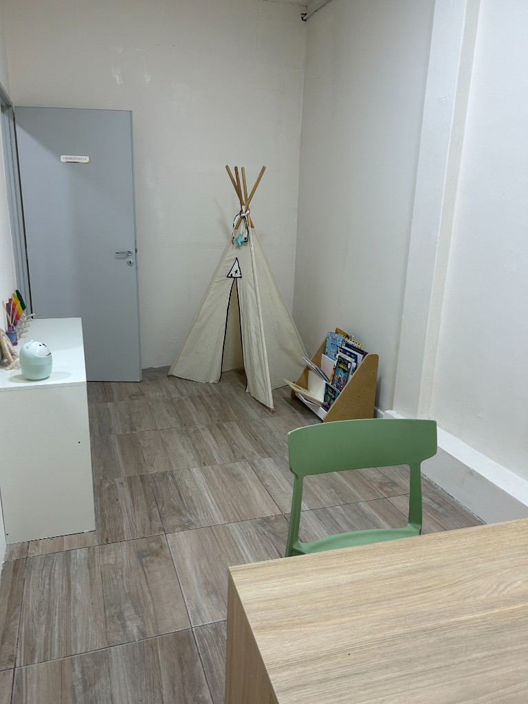 CALU Santos Lugares — Consultorio infantil con tipi y biblioteca