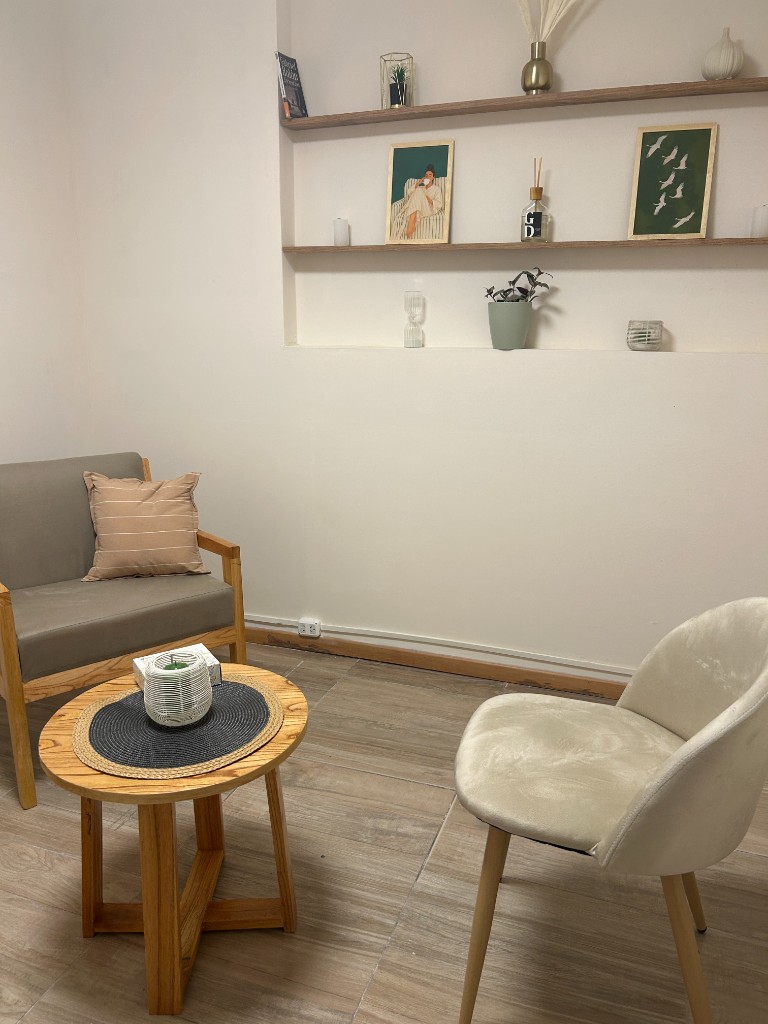 CALU Santos Lugares — Rincón de espera con sillones y estantería